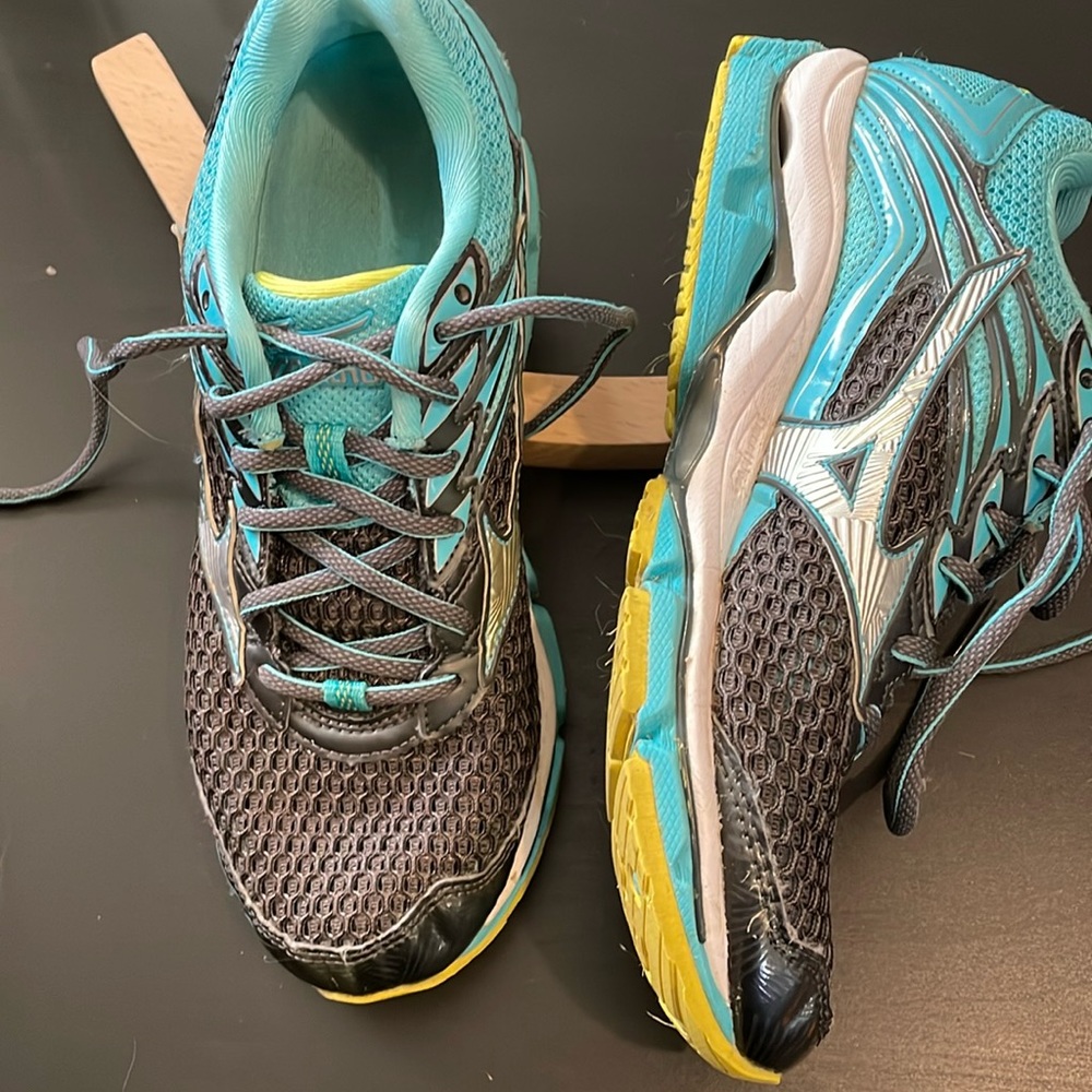 Mizuno Size 7.5 sneakers